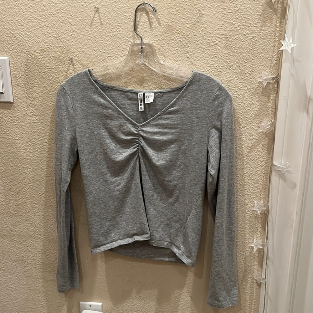 gray H&M long sleeve shirt